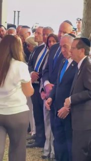 נתניהו בטקס בהר הרצל עם אמא של רב