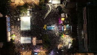 מטה משפחות החטופים: שלט ענק נפרס כעת בכיכר החטופים בקריאה...