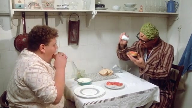 קטע מתוך אלכס חולה אהבה: נותנים להם לאכול 