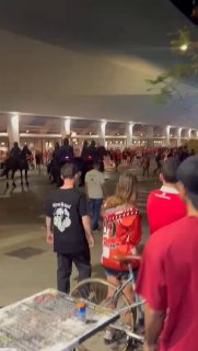 עימותים בין אוהדי הפועל למשטרה 👇👇
...