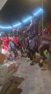 תיעוד חריג מחוץ לאצטדיון בלומפילד - פרש רומס אוהד
...