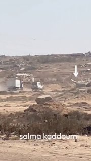 רכבי הצלב האדום מלווים משאיות שנושאות גופות של מחבלים שחוסלו...