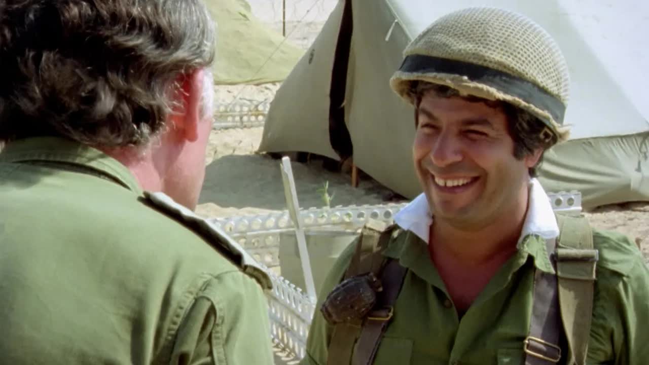 אחת הסצנות האהובות והמצוטטות בתולדות הקולנוע הישראלי, מתוך...