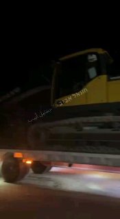 כלים כבדים ושופלים ממצרים ומשאיות לפינוי הריסות נכנסו לפני...