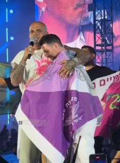 לא תראו זאת בכל מקום - אייל גולן מעלה לבמה את אלקנה בוחבוט ברגע...