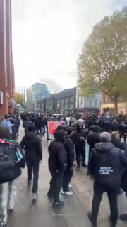 מוסלמים רעולי פנים נשבעים להגן על הטריטוריה שלהם בוויטצ'אפל...