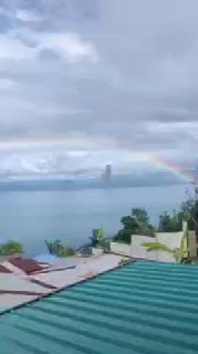 ⁨🇵🇭התפרצות הר געש מרהיבה תועדה בפיליפינים על רקע קשת בענן...