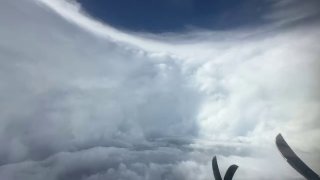 מאנשיו של הצוות במשימת Teal 74 אתמול, שחדרה כעת אל תוך הוריקן...