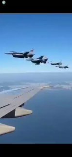 שני מטוסי F-16 קוריאנים ושני מטוסי F-16 אמריקאים מלווים את אייר...