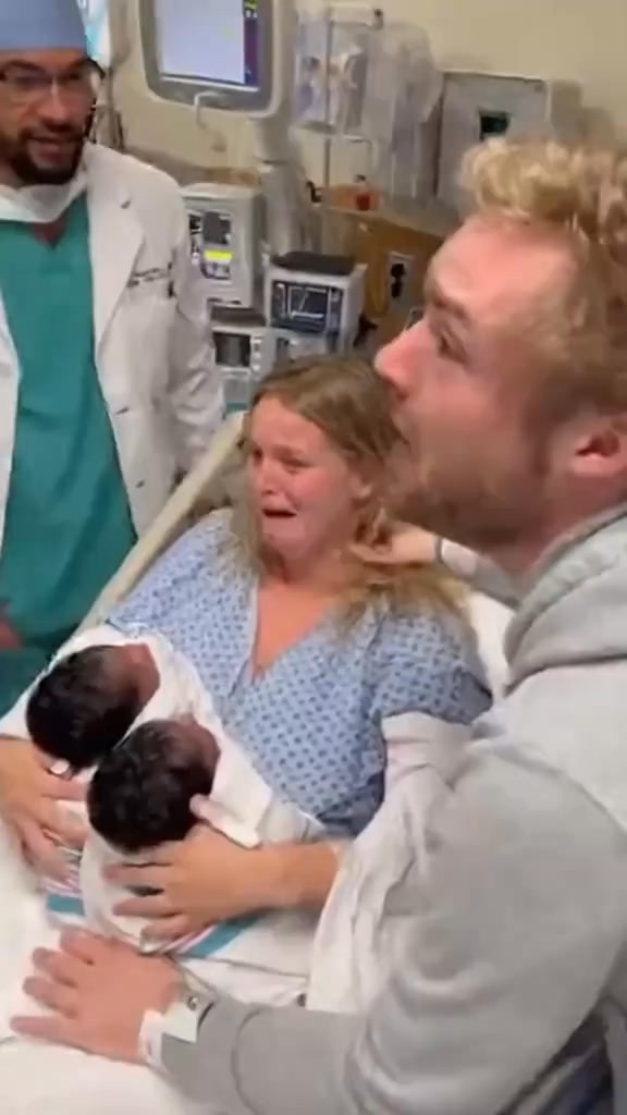 הבעל שתיעד את הלידת התאומים ויצאו לו 2 שחורים...