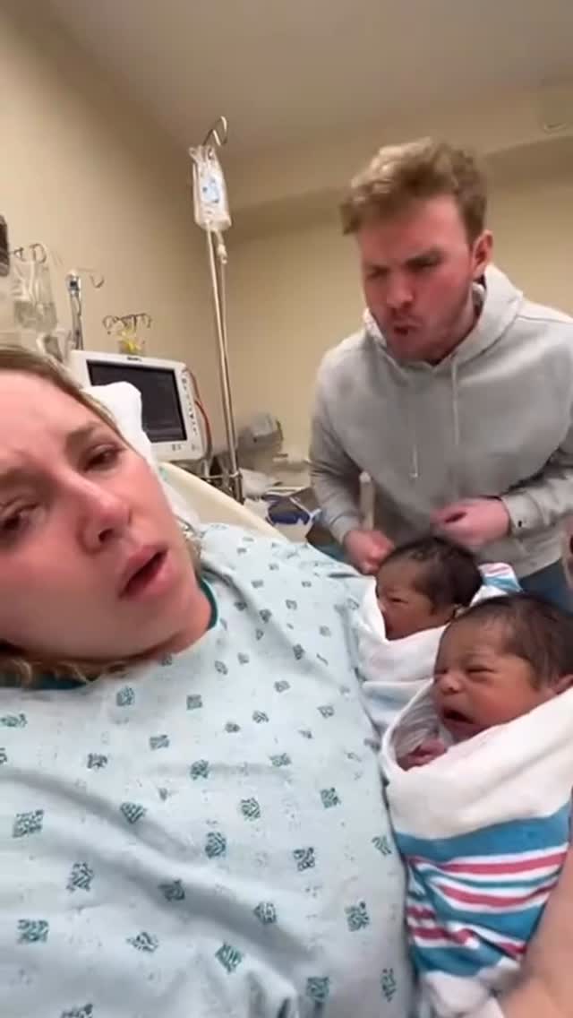 הבעל שתיעד את הלידת התאומים ויצאו לו 2 שחורים - חלק נוסף
...