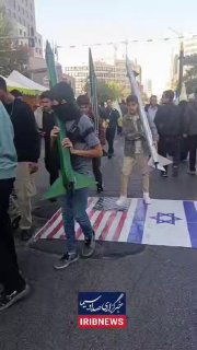 שימו לב לסרטונים הללו מבתי ספר בטהראן. 
...