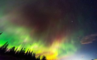 קנדה: הצלם הרלן תומס בתיעוד מיוחד של זוהר הקוטב עם הבזקים...