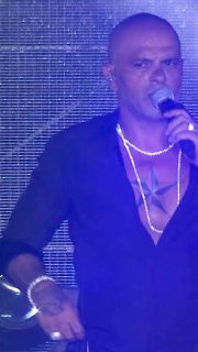 אייל גולן בפארק הירקון הכניס ספר תורה לעילוי נשמת הנרצחים...