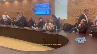 אישתו של לוחם מכוח 100 תוקפת את סגן הצנזור שמסרב לענות האם...