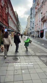 התיעוד הזה מגיע אלינו ממוסקבה. עובר אורח רוקד עם רובוט שמחזיק...