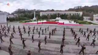 קים ג׳ונג און הגיע לצפות במצעד של יחידת שלחמה באוקראינה....