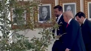 תיעוד: טראמפ עושה את דרכו לחדר הסגלגל, אחרי שקיבל פתק המבשר על...