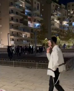 התסיסה ברחוב החרדי נגד דרעי ממשיכה- אמש צעירים ניסו לפרוץ...