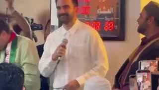 ראש עיריית ניו יורק הנבחר, זהראן ממדאני עומד בפני קהל מוסלמי...