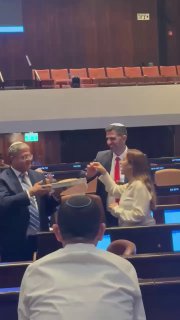 השר בן גביר כבר מחלק בקלאוות…
...