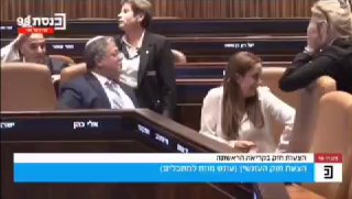 כמעט מכות במליאה בזמן חוק עונש מוות למחבלים, איימן עודה ניסה...