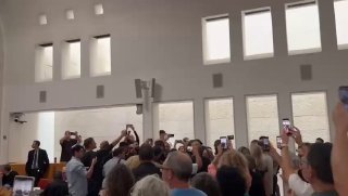 בינתיים באולם בג״ץ - לוחמים מכח 100 הגיעו על מסכות והתקבלו...