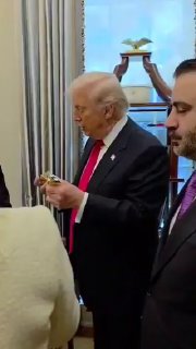 טראמפ משפריץ בושם על נשיא סוריה...