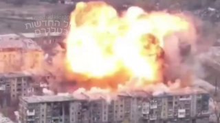 אוקראינה: חיל האוויר הרוסי משמיד שכונות מגורים בדונצק...