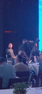 לפיד נופל במהלך עלייה לבמה בוועידת 