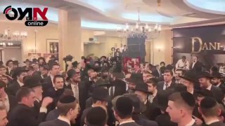 הרב יצחק יוסף, מרבני ש״ס, רוקד לצלילי ״בשלטון הכופרים אין אנו...