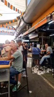 תושב השכונה אומר את כל האמת שלו בפרצוף של חולדאי שהגיע לשוק...