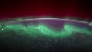 אורות הצפון המרהיבים שצולמו מהתחנה החללית הבינלאומית על ידי...