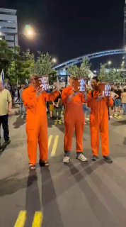 צוחקים על גנץ בהפגנה...