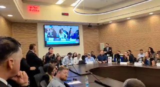 מירב בן ארי נגד מרדכי דוד שצוחק לה בפנים בדיון על פגיעה...