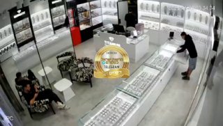 תיעוד דרמטי אופקים: שודדים בחנות תכשיטים...