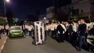 רמת גן: מפגינים חרדים הפכו ניידת משטרתית וחסמו כוח משטרה...