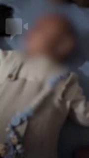 תיעוד: דרך נשק מעל ראשו של בנו התינוק - ויצא ל