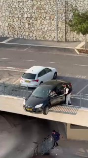 🔴דרמה בחיפה: אישה כמעט התהפכה עם רכבה באוויר, לאחר שלחצה...