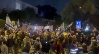 ״ישראל לא דיקטטורה״: מפגיני שמאל ליד ביתו של הנשיא הרצוג בתל...