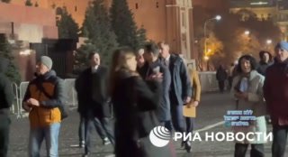 🇺🇸🇷🇺 וויטקוף וקושנר הולכים בכיכר האדומה עם השליח הרוסי...