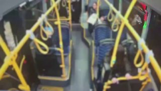 תיעוד: צעיר בן 15 מירושלים עלה לאוטובוס סמוך לתחנה המרכזית...