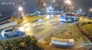 מכונית עפה מעל שני כלי רכב ונחתה על הדשא ברומניה. הנהג בן ה-55...