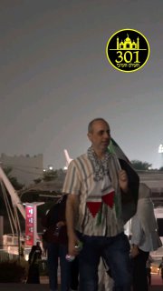 אוהדי נבחרת הכדורגל הסורית בקטאר בדרך לאיצטדיון כדי לעודד את...