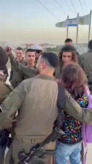 אמיר חצרוני קיבל חיבוקים מחיילי נצח יהודה...