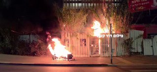 מפגינים טוענים, רוכב אופנוע דרס מפגינים, נפל בצד הדרך, ועלה...