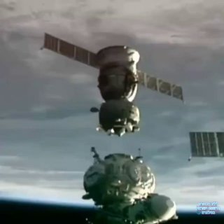 שלושה אנשי צוות שבו לכדור הארץ לאחר משימה של כשמונה חודשים...