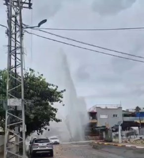 פיצוץ צינור מים עוצמתי בעיר טבריה...