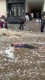 ג'דה, סעודיה: צעירים סעודים נהנים מהשיטפונות וההצפות בעקבות...