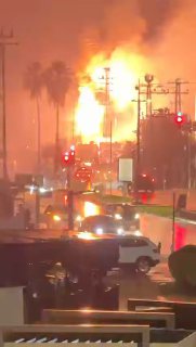 🚫🚫תיעוד דרמטי: פיצוץ שנאי חשמל מפגיעת ברק בשדרות...